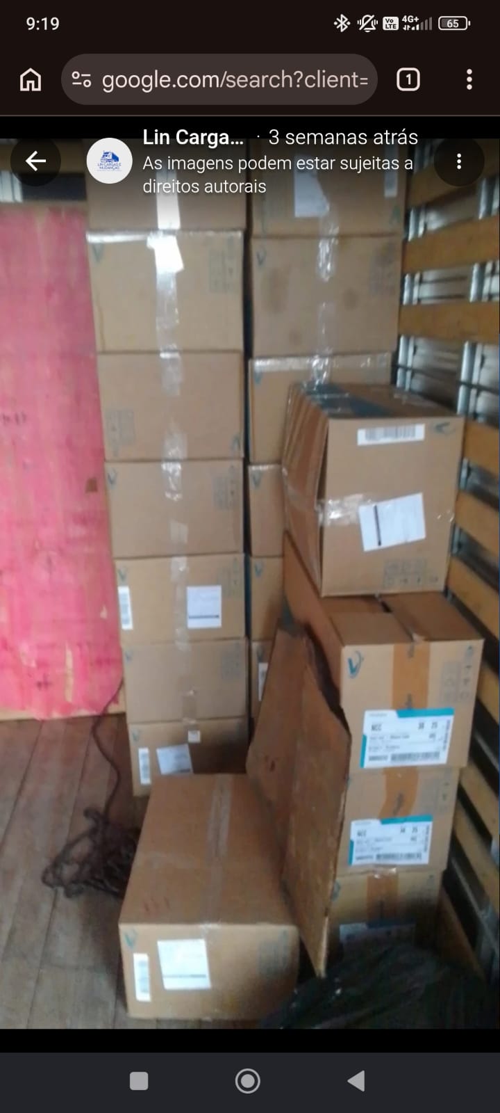 Caixas de papelão empilhadas e organizadas dentro do baú