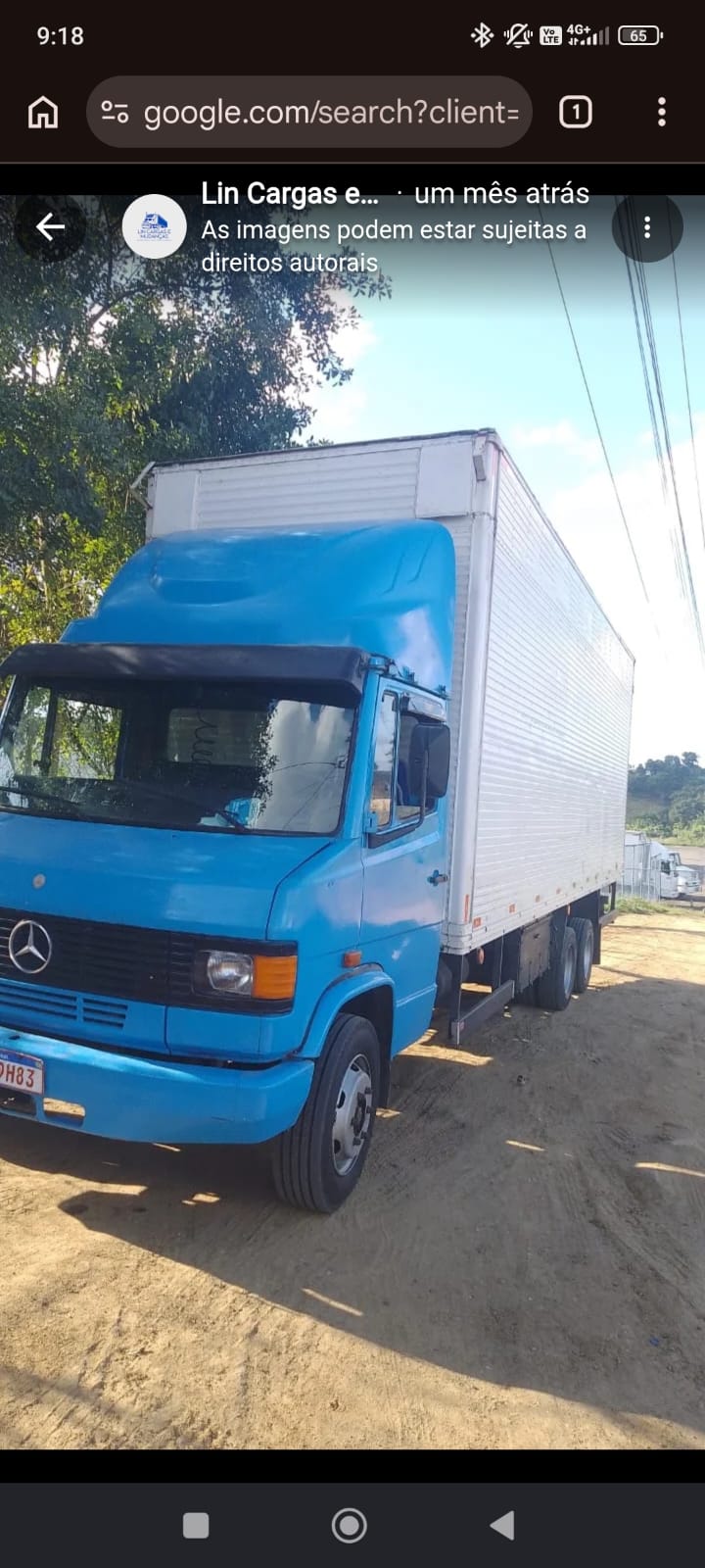Caminhão baú azul da Lincargas, de porte pequeno, parado em pátio de terra